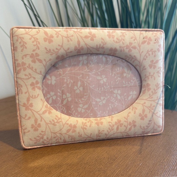 Laura Ashley Other - Vintage Laura Ashley 4x6 Pink and White Floral Fabric Picture Frame